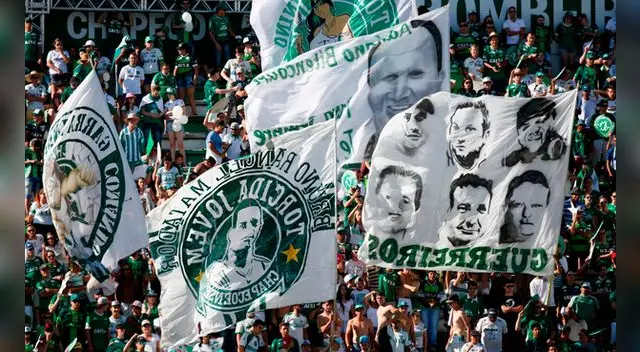 Los asistentes mostraron pancartas de los héroes del Chapecoense que perdieron la vida. <iframe allowfullscreen webkitallowfullscreen mozallowfullscreen width="640" height="360" src="http://fast.player.liquidplatform.com/pApiv2/embed/3855d2b3d1bca37d237de