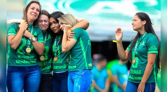 Las esposas de los jugadores fallecidos recibieron la medalla de la Sudamericana. Fuente: EFE