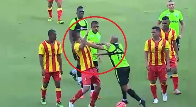 Universitario: Mayer Candelo golpea a rival y desata conato de bronca en Colombia. Universitario: Mayer Candelo golpea a rival y desata conato de bronca en Colombia.