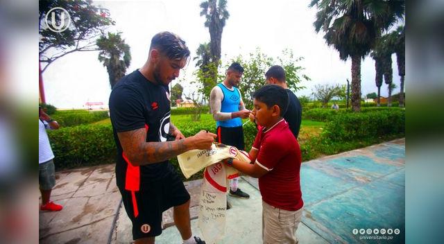 con el hincha.Luegos de los trabajos, Vargas se acercó a firmarle autógrafos a algunos hinchas que se acercaron a Campo Mar.