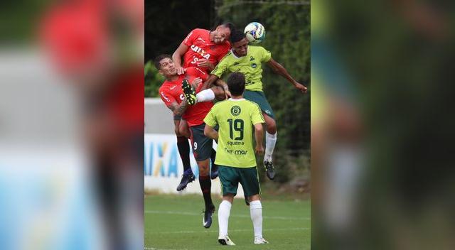 ¡pum! Al “9” casi le vuelan la “mitra” de una patada, pero igual no arrugó. Peleó todas. ¡pum! Al “9” casi le vuelan la “mitra” de una patada, pero igual no arrugó. Peleó todas.