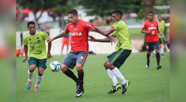 de a dos. A Paolo no lo dejaron ni respirar. Siempre habían 2 rivales marcándolo. de a dos. A Paolo no lo dejaron ni respirar. Siempre habían 2 rivales marcándolo.
