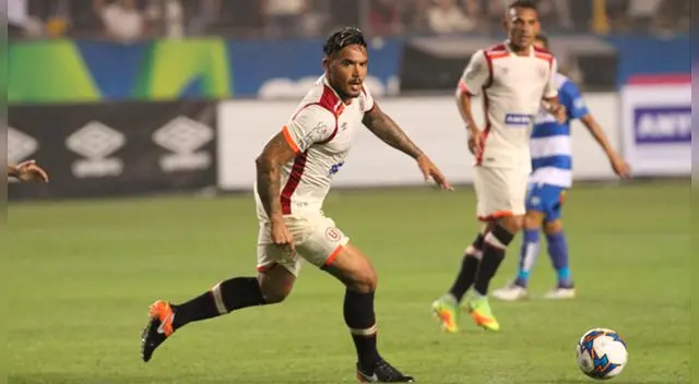 Juan Vargas conduce el balón ante Universidad Católica.