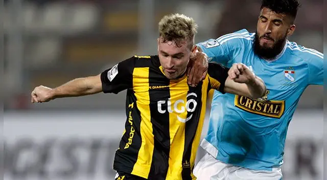 Fernando Fernández disputa un balón con Josepmir Ballón en la Copa Libertadores 2015.