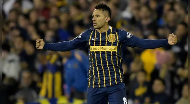 Walter Montoya celebra un gol con Rosario Central.