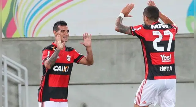 Miguel Trauco celebra su gol con Rómulo.