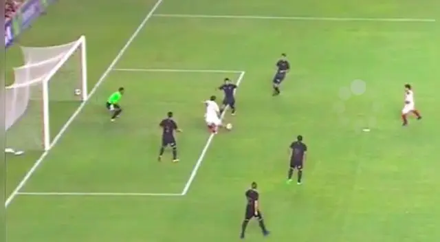 Hernán Rengifo anota el que debía ser el 1-1, pero el árbitro anuló mal la acción.