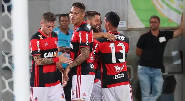 Paolo Guerrero, Miguel Trauco, Diego y Adryan celebran un gol del Flamengo.