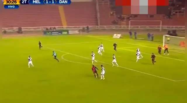 En el Melgar vs. Danubio, Carlos Ascues se comió una tremenda huacha de un exjugador de Universitario.