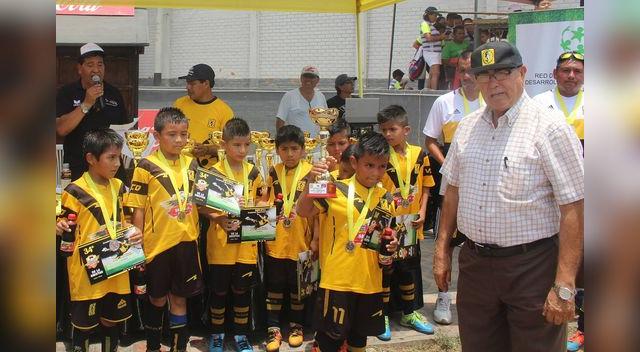 ¡COPA DE LA VIDA! La filial de Cantolao cat. 2009 en San Miguel fue otro de los campeones al imponerse 5-4 a su similar de SJL-Canto Rey. ¡COPA DE LA VIDA! La filial de Cantolao cat. 2009 en San Miguel fue otro de los campeones al imponerse 5-4 a su similar de SJL-Canto Rey.