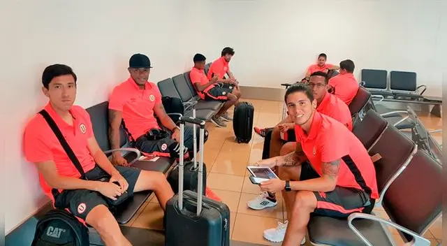 Los jugadores de Universitario en la sala de embarque del Aeropuerto Jorge Chávez. Los jugadores de Universitario en la sala de embarque del Aeropuerto Jorge Chávez.