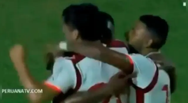 Diego Manicero celebra el tercer gol de Universitario con Luis Tejada y Alexi Gómez. Diego Manicero celebra el tercer gol de Universitario con Luis Tejada y Alexi Gómez.