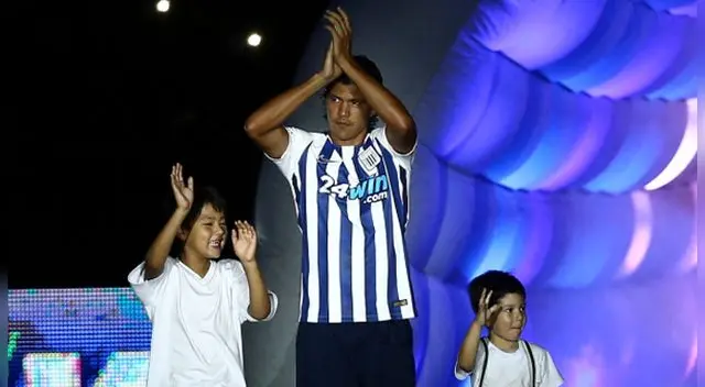 Óscar Vílchez durante la presentación de los jugadores de Alianza Lima en la Noche Blanquiazul Óscar Vílchez durante la presentación de los jugadores de Alianza Lima en la Noche Blanquiazul