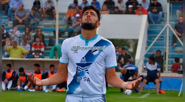 Tobías Figueroa celebra un gol con Brown de Puerto Madryn.