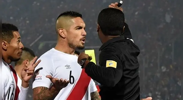 Juan Vargas le reclama a José Argote durante el Perú-Chile.
