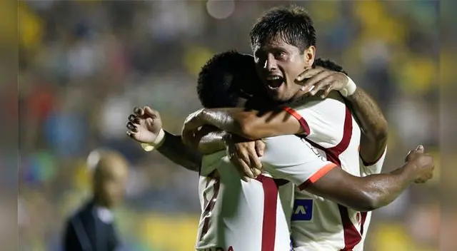 Diego Manicero celebra el tercer gol de Universitario de Deportes 