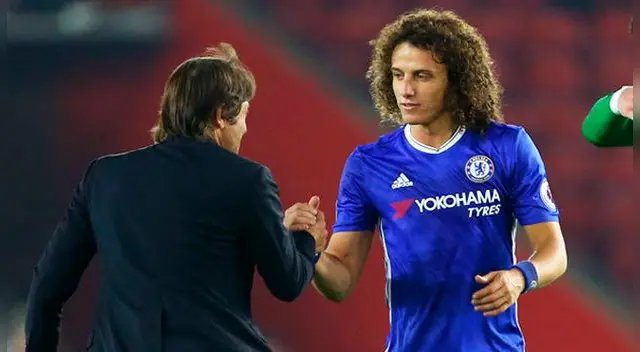 David Luiz saluda a Antonio Conte tras un partido del Chelsea.