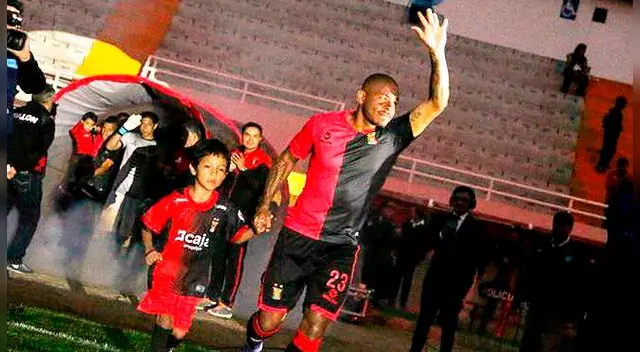 Wilmer Aguirre durante la presentación del plantel en la Noche Rojinegra.