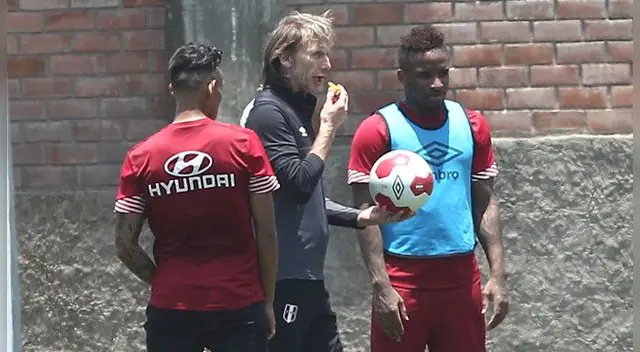 Jefferson Farfán y Ricardo Gareca durante un entrenamiento de la Selección Peruana.