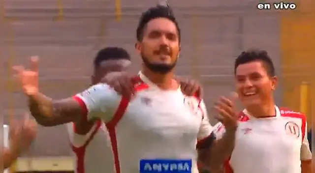 Juan Vargas celebra su gol con la hinchada del Monumental. Lo secundan Tejada y Núñez.