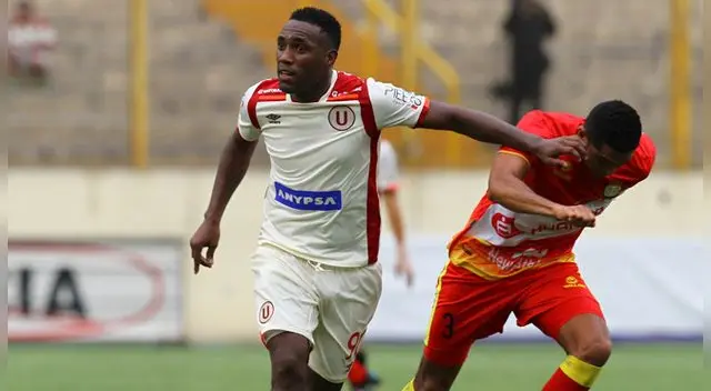 Luis Tejada impone condiciones ante un defensa de Sport Huancayo.