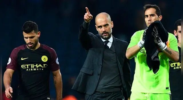 Pep Guardiola con Sergio Aguero y Claudio Bravo tras un partido del Manchester City.