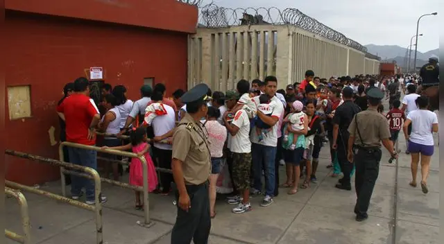 Los hinchas de Universitario comprando entradas en las boleterías del Monumental. Los hinchas de Universitario comprando entradas en las boleterías del Monumental.