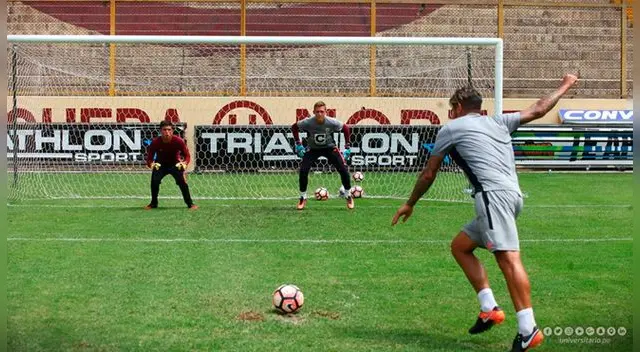 Juan Vargas remata su penal ante dos arqueros de Universitario. Juan Vargas remata su penal ante dos arqueros de Universitario.