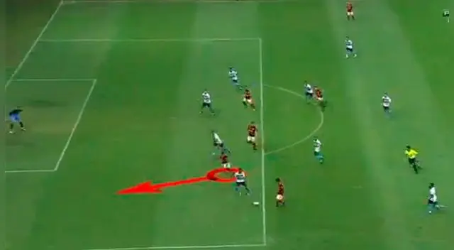 En el Flamengo vs. Gremio, Miguel Trauco se metió un pasesón para Everton.