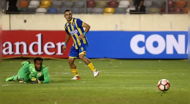 Universitario: Carlos Cáceda y los errores que cometió en la derrota ante Capiatá.