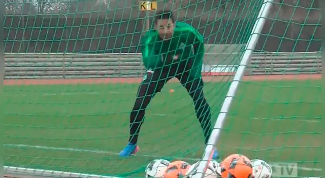 Claudio Pizarro interactúa con las cámaras del Werder Bremen. Claudio Pizarro interactúa con las cámaras del Werder Bremen.