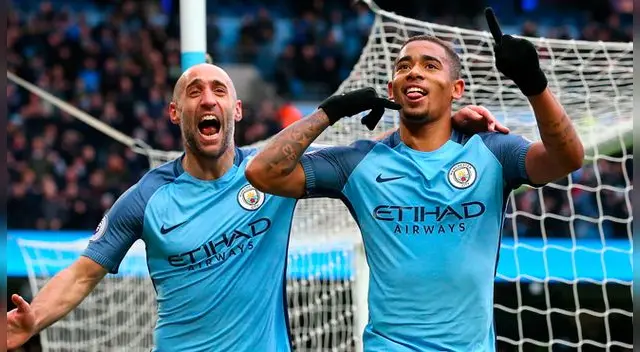 Gabriel Jesus celebra su gol al Swansea City con Pablo Zabaleta.
