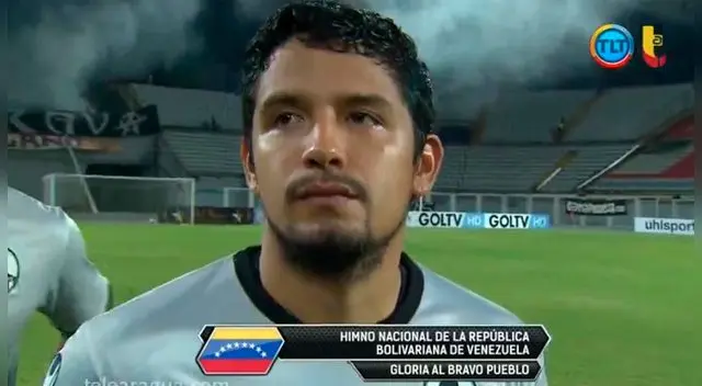 Reimond Manco durante la entonación del himno antes del Zamora-Mineros. Reimond Manco durante la entonación del himno antes del Zamora-Mineros.