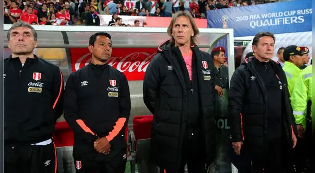 Ricardo Gareca y su comando técnico durante la entonación del himno en un partido de las Eliminatorias.