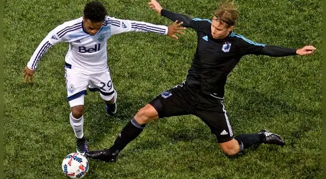 Yordy Reyna intenta superar a un rival durante su debut con Vancouver Whitecaps.