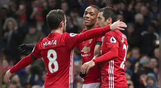 Juan Mata celebra la apertura del marcador al lado de Martial y Mkhitaryan