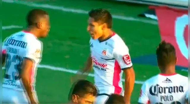 Raúl Ruidíaz celebra su gol a Morelia con Jefferson Cuero. Raúl Ruidíaz celebra su gol a Morelia con Jefferson Cuero.