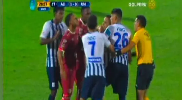 Arquímedes Figuera discute con los jugadores de Alianza Lima. Arquímedes Figuera discute con los jugadores de Alianza Lima.