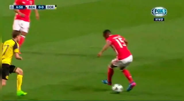 En el Benfica vs. Borussia Dortmund, André Carrillo se mandó con una tremenda jugada.