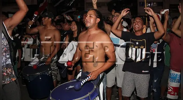Hinchas de Alianza Lima celebran el 116° aniversario del club de sus amores en Matute. Hinchas de Alianza Lima celebran el 116° aniversario del club de sus amores en Matute.