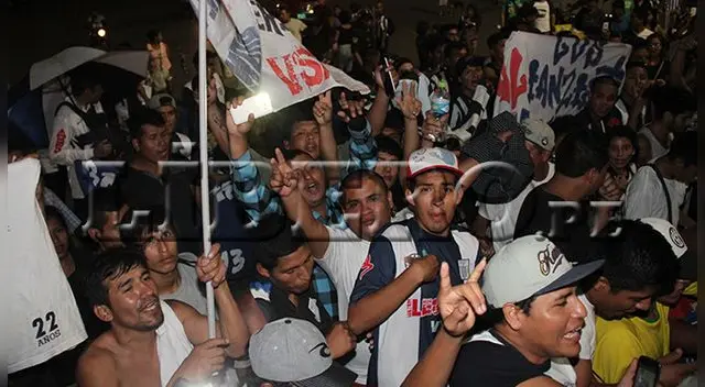 Hinchas de Alianza Lima celebran el 116° aniversario del club de sus amores en Matute. Hinchas de Alianza Lima celebran el 116° aniversario del club de sus amores en Matute.