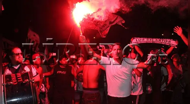 Hinchas de Alianza Lima celebran el 116° aniversario del club de sus amores en Matute. Hinchas de Alianza Lima celebran el 116° aniversario del club de sus amores en Matute.