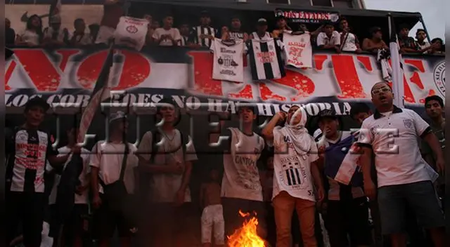 Hinchas de Alianza Lima celebran el 116° aniversario del club de sus amores en Matute. Hinchas de Alianza Lima celebran el 116° aniversario del club de sus amores en Matute.
