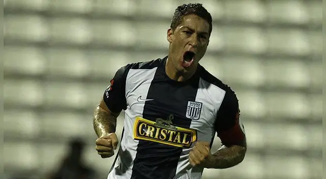 Walter Ibáñez celebra un gol con Alianza Lima.