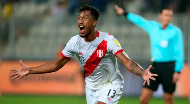 Renato Tapia celebra su gol a Ecuador en las Eliminatorias Rusia 2018.