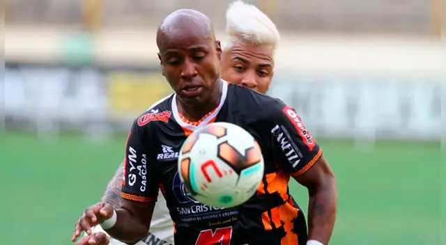 Jeickson Reyes controla un balón ante la mirada de Alexi Gómez. Jeickson Reyes controla un balón ante la mirada de Alexi Gómez.