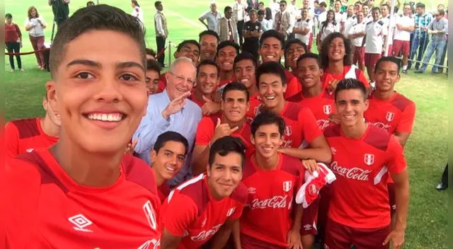 El selfie de PPK con la Selección Peruana Sub-17 en la Videna.