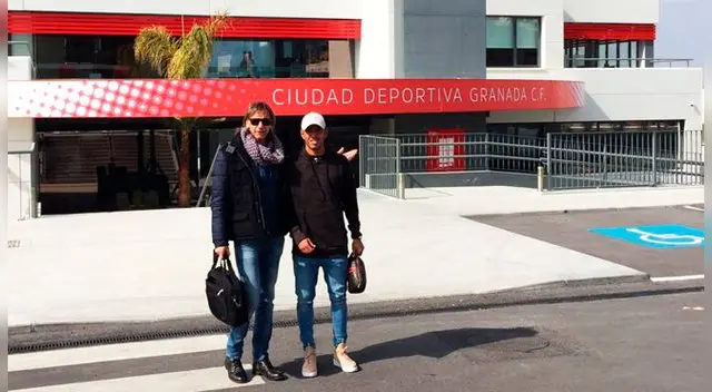 Ricardo Gareca y Sergio Peña posan afuera del centro deportivo del Granada. Ricardo Gareca y Sergio Peña posan afuera del centro deportivo del Granada.