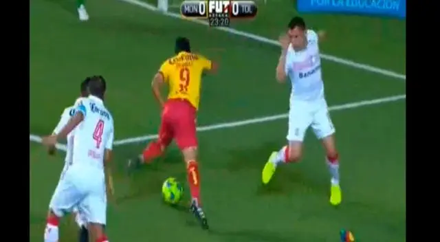 En el Morelia vs. Toluca, Raúl Ruidíaz se mandó una jugada de fantasía.