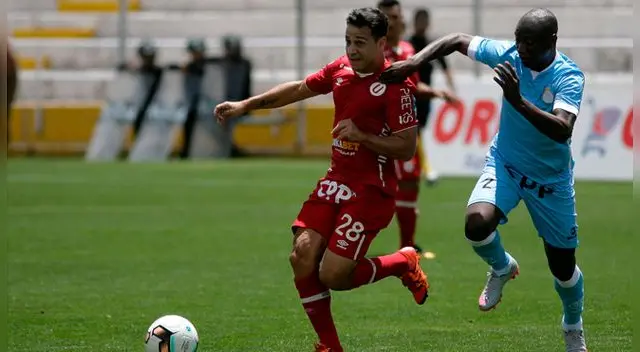 Diego Guastavino disputa un balón con Jhoel Herrera. Diego Guastavino disputa un balón con Jhoel Herrera.